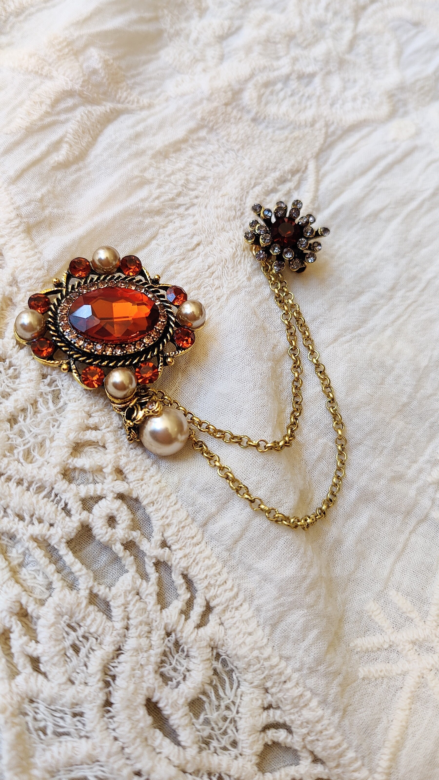 Brooch Lady Whistledown